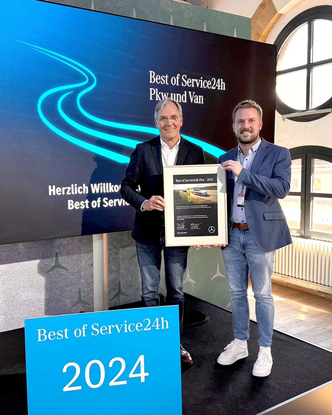 Thomas und Ewald Menke nehmen die Auszeichnung bei Servicegipfel in Berlin entgegen.